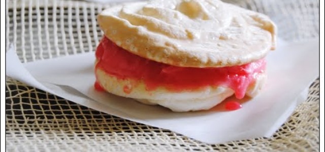 Σάντουιτς – πάβλοβα με παγωτό / Pavlova sandwich filled with ice cream