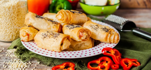 Φλογέρες με τραχανά, γραβιέρα και πιπεριές