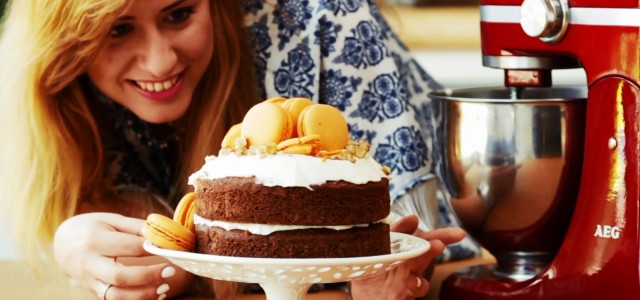 Ένα υπέροχο και εύκολο κέικ καρότου για τη Γιορτή της Μητέρας! Sugarbuzz feat. AEG!(Video)