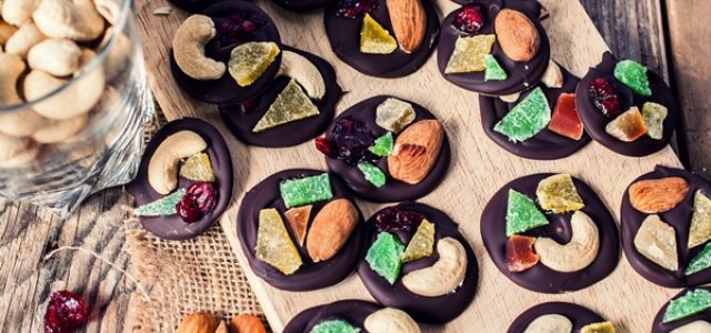 Πανεύκολα σοκολατάκια με ξηρούς καρπούς & αποξηραμένα φρούτα