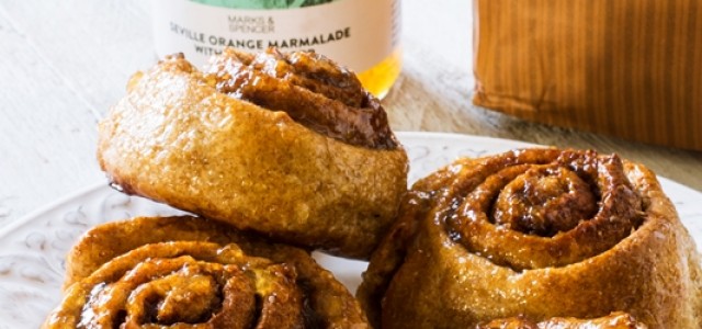 Ένα απόγευμα με φίλες με γλυκά ψωμάκια με αλεύρι ολικής, καστανή ζάχαρη, κανέλα και μαρμελάδα και πολλά άλλα από τα Marks & Spencer Food! Plus Giveaway ένα καλάθι από τα M&S!