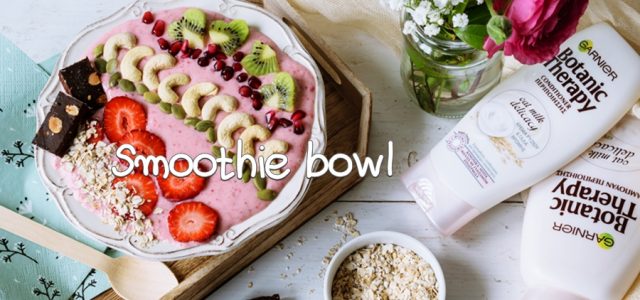 Smoothie bowl με φράουλες, νιφάδες βρώμης και ξηρούς καρπούς