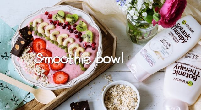 Smoothie bowl με φράουλες, νιφάδες βρώμης και ξηρούς καρπούς