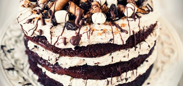 Ζουμερό σοκολατένιο κέικ με κρέμα cheesecake και μπισκότα