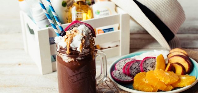 Σοκολατένιο smoothie με γάλα αμυγδάλου και κρέμα καρύδας