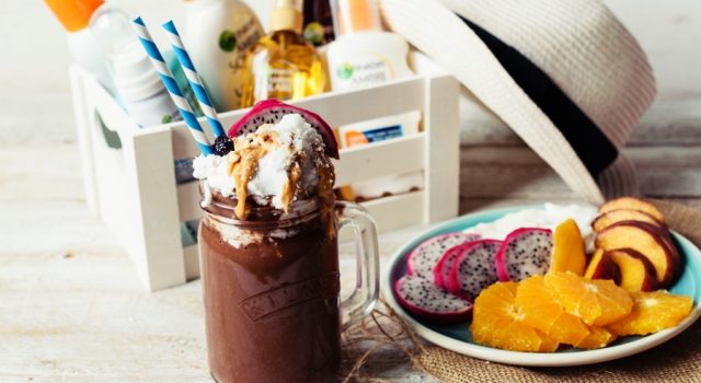 Σοκολατένιο smoothie με γάλα αμυγδάλου και κρέμα καρύδας